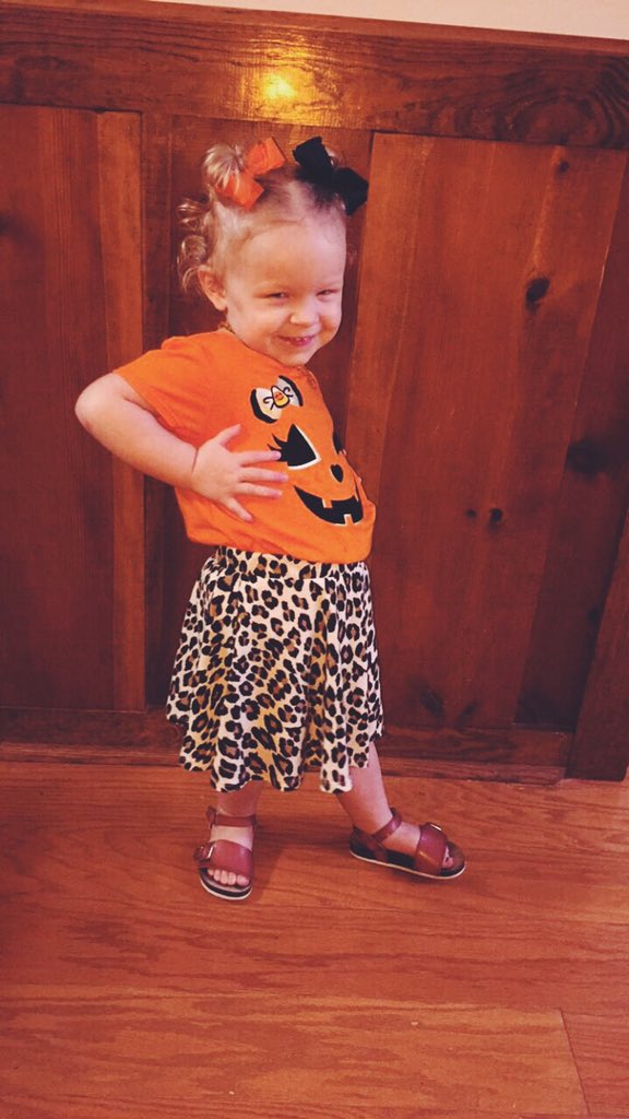 bransonvb1's tweet photo. happy october 1st! you know what that means 😻🎃 https://t.co/jTVx3NCyf3