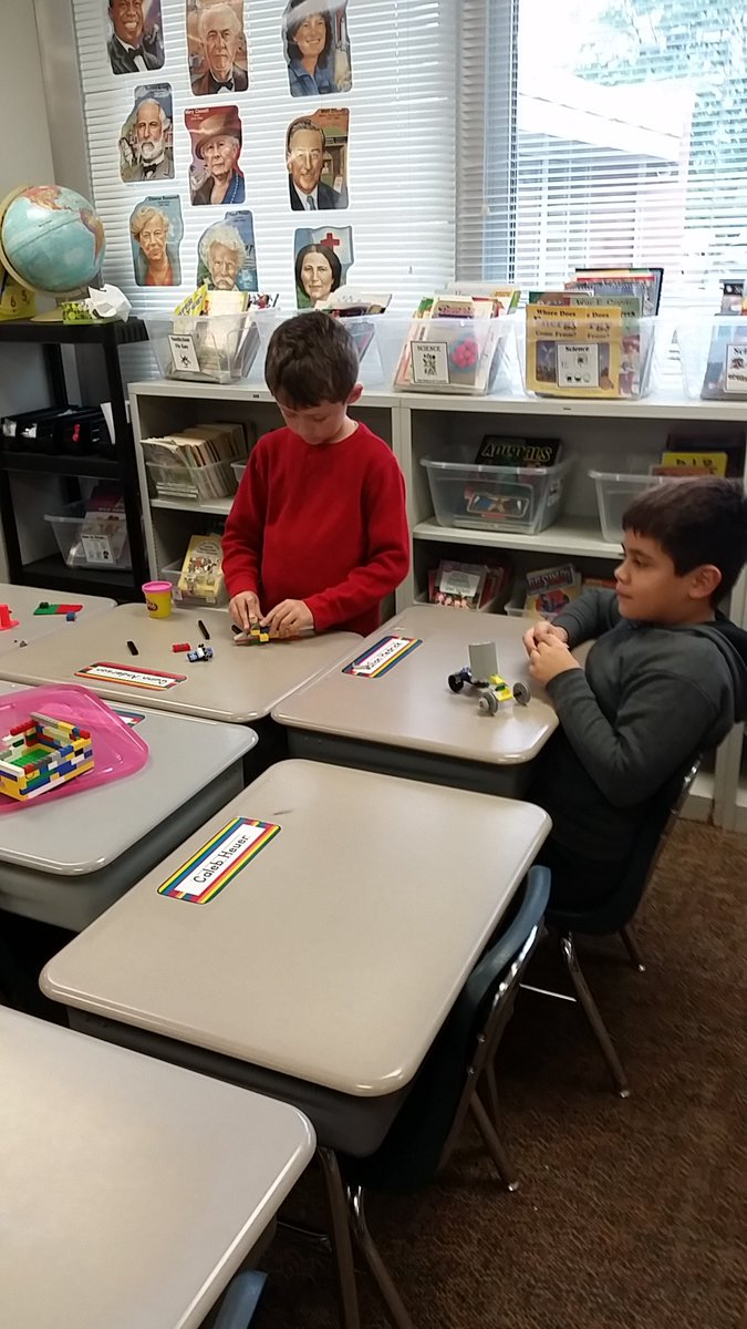 WerleKelly's tweet photo. I love way my students always work together! #enjoytheview #bestyearyet  #cooperationandcollaboration https://t.co/AT5uG9z1yS