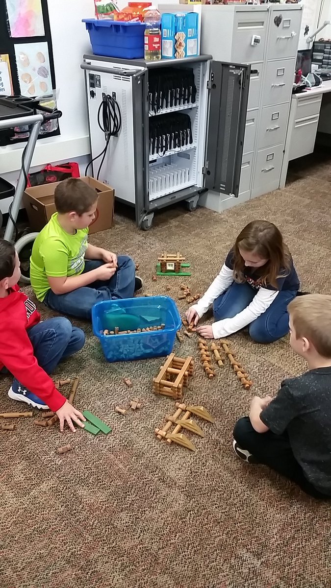 WerleKelly's tweet photo. I love way my students always work together! #enjoytheview #bestyearyet  #cooperationandcollaboration https://t.co/AT5uG9z1yS