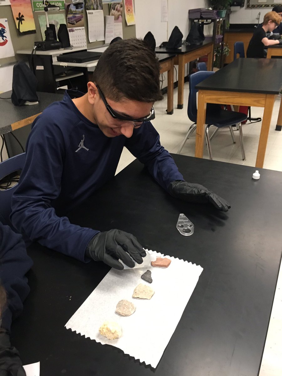 Mrs_Willman's tweet photo. Grand Canyon rock sorting. #mrswillmanscience #practicesafescience #limestone #sandstone #testingsedimentaryrocks https://t.co/SVEmdkkKq0