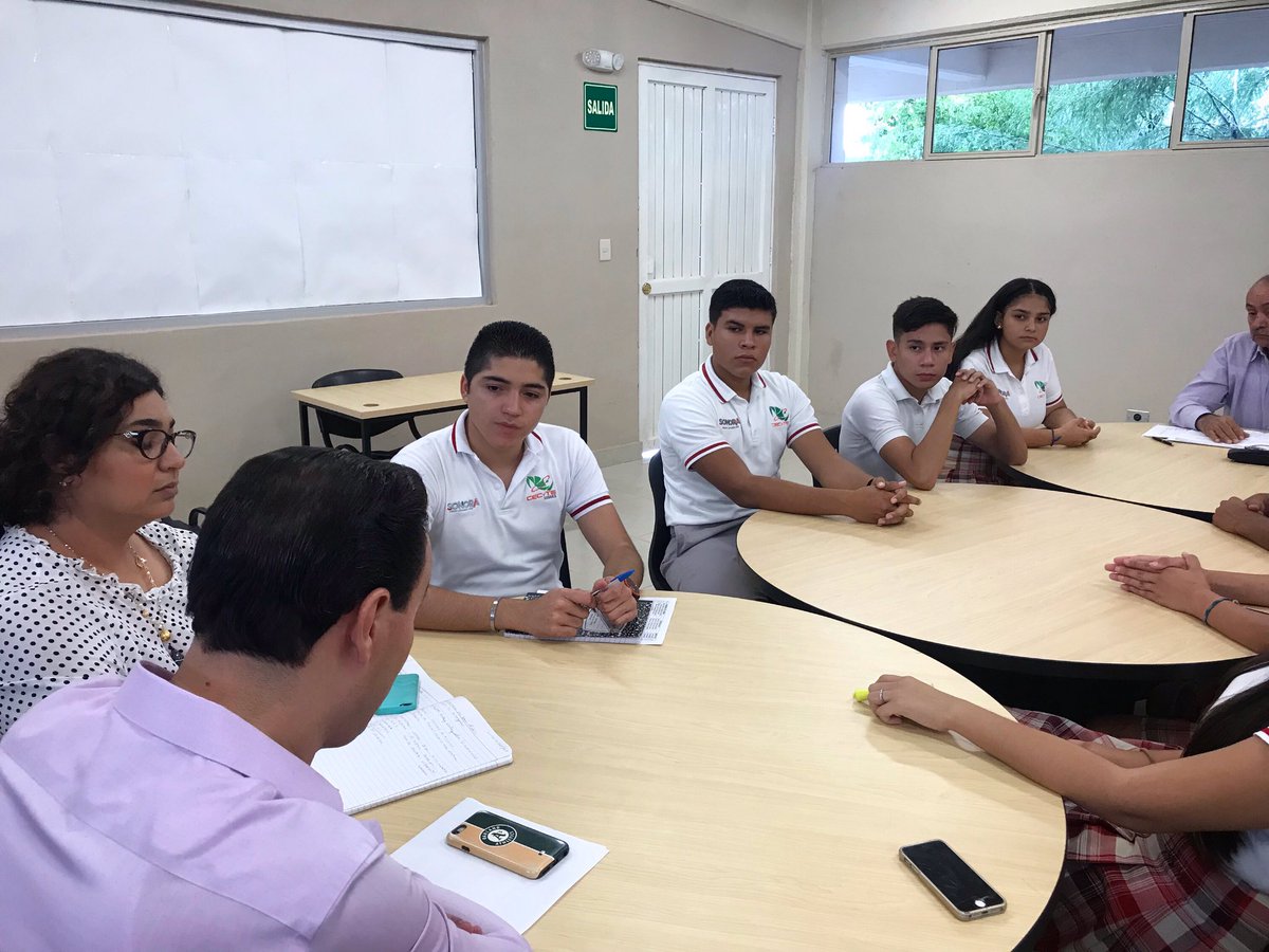 FerreiraZabdiel's tweet photo. Esta mañana, la #SociedadDeAlumnos de @CecytesSonora plantel Hillo II, nos reunimos con el director y coordinadores académicos, donde establecimos el método de selección de la próxima sociedad de alumnos 2018-2019. #SomosCECyTES 💯 https://t.co/4jOrRi6hIE