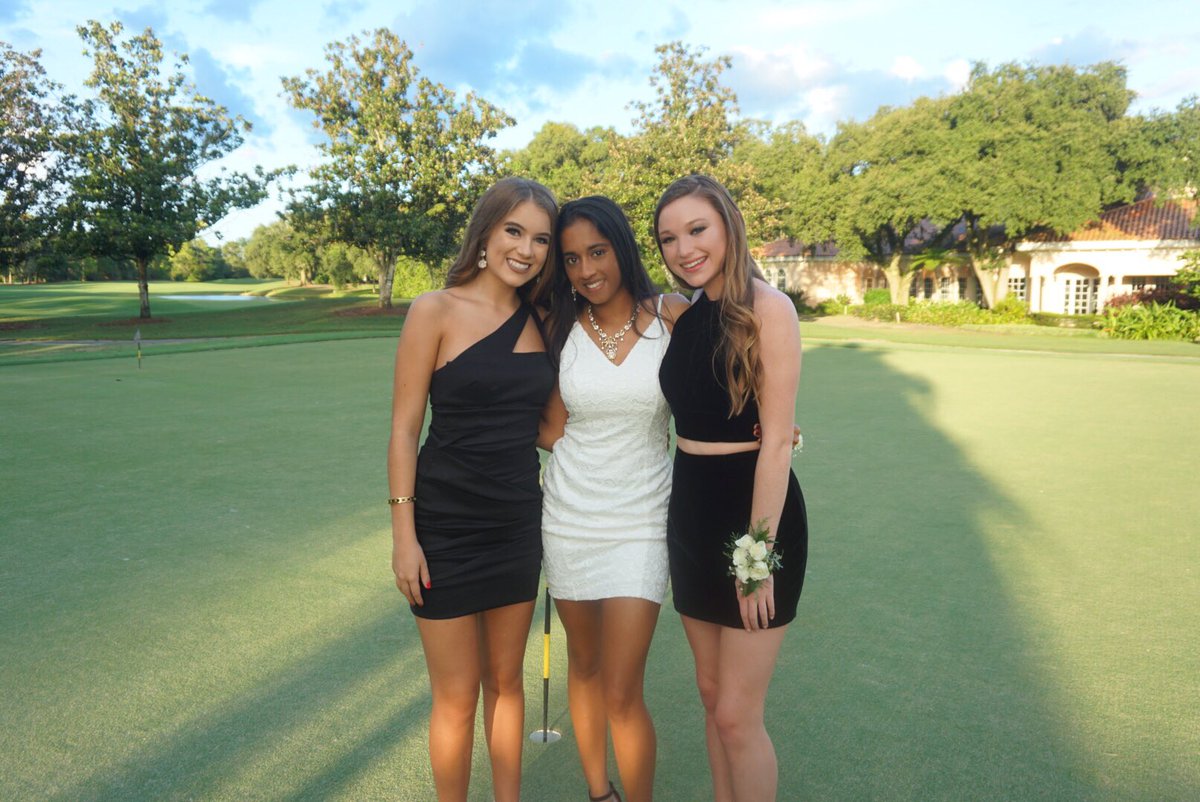 atisaxena's tweet photo. i LOVE my people ๐๐คฉ๐๐ #seniorss https://t.co/BDPEVP70a3