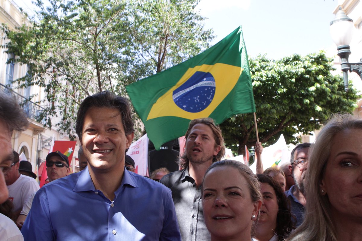 Haddad_Fernando's tweet photo. Hoje estivemos em Curitiba, cidade que desde abril virou símbolo da resistência pela libertação do presidente @LulaOficial. Encontramos um Lula forte e com muita esperança de que vamos recuperar a democracia nesse país. Nada vai impedir a vontade do povo!

Fotos: Cláudio Kbene https://t.co/ITgwF7fipr