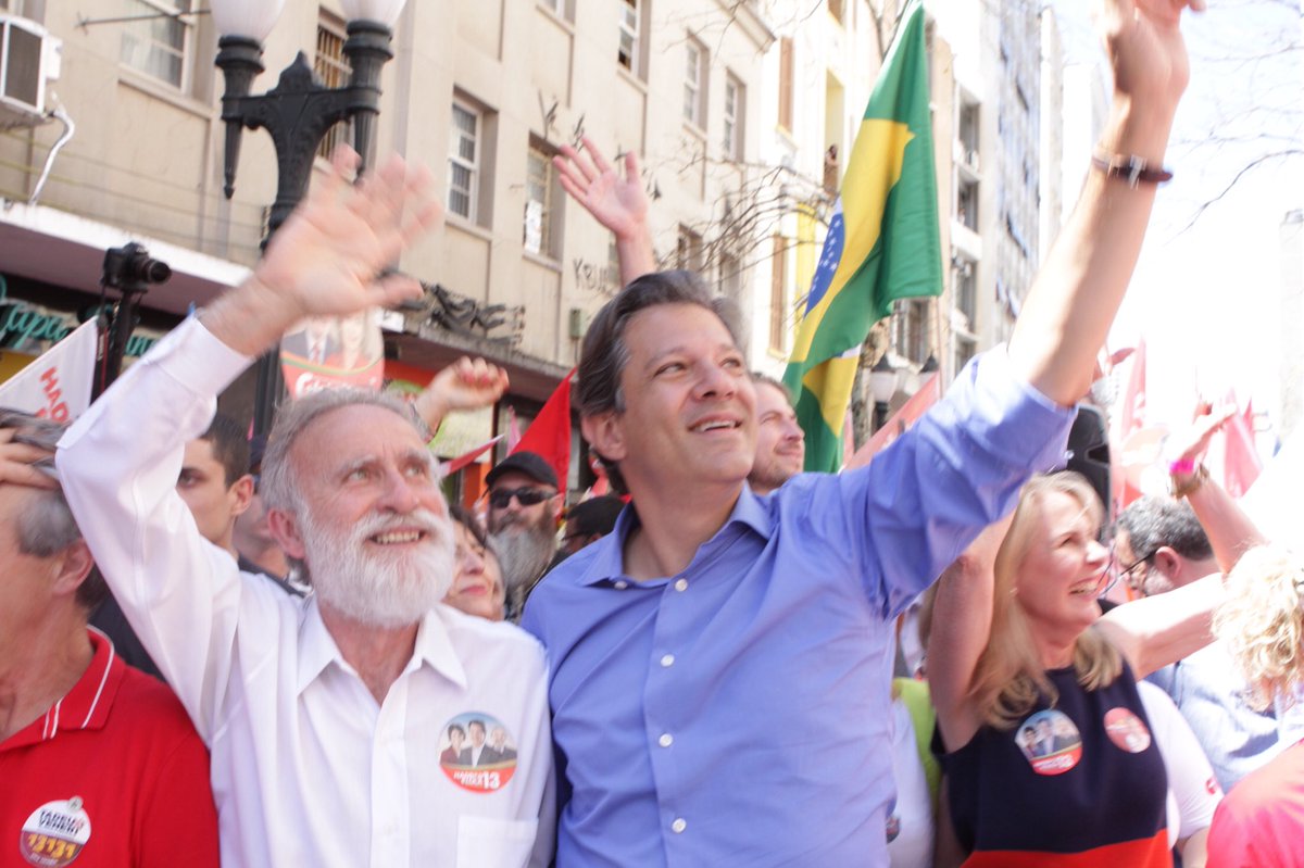Hoje estivemos em Curitiba, cidade que desde abril virou símbolo da resistência pela libertação do presidente <a href="/LulaOficial/">Lula</a>. Encontramos um Lula forte e com muita esperança de que vamos recuperar a democracia nesse país. Nada vai impedir a vontade do povo!

Fotos: Cláudio Kbene