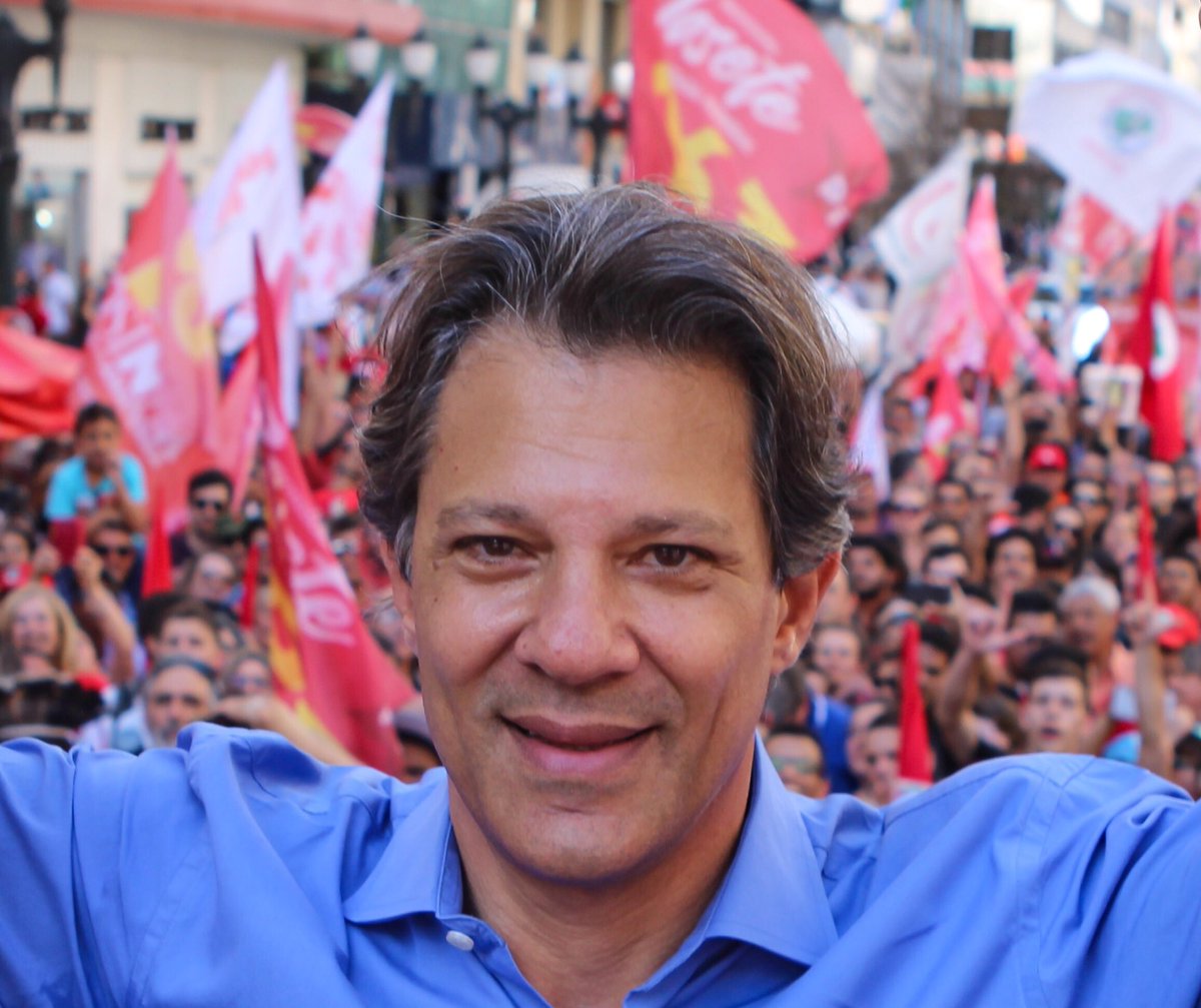 Haddad_Fernando's tweet photo. Hoje estivemos em Curitiba, cidade que desde abril virou símbolo da resistência pela libertação do presidente @LulaOficial. Encontramos um Lula forte e com muita esperança de que vamos recuperar a democracia nesse país. Nada vai impedir a vontade do povo!

Fotos: Cláudio Kbene https://t.co/ITgwF7fipr