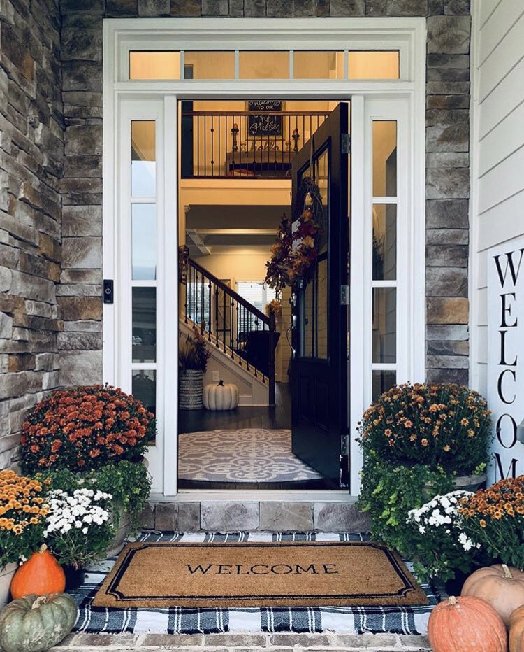 majopage's tweet photo. Welcome! 🍁 #frontdoordecor #decoratingforfall #autumndecor #falldecor #decoratewithsigns #pumpkin #entry #hall #decor #beautiful https://t.co/VuCFcGtEHo