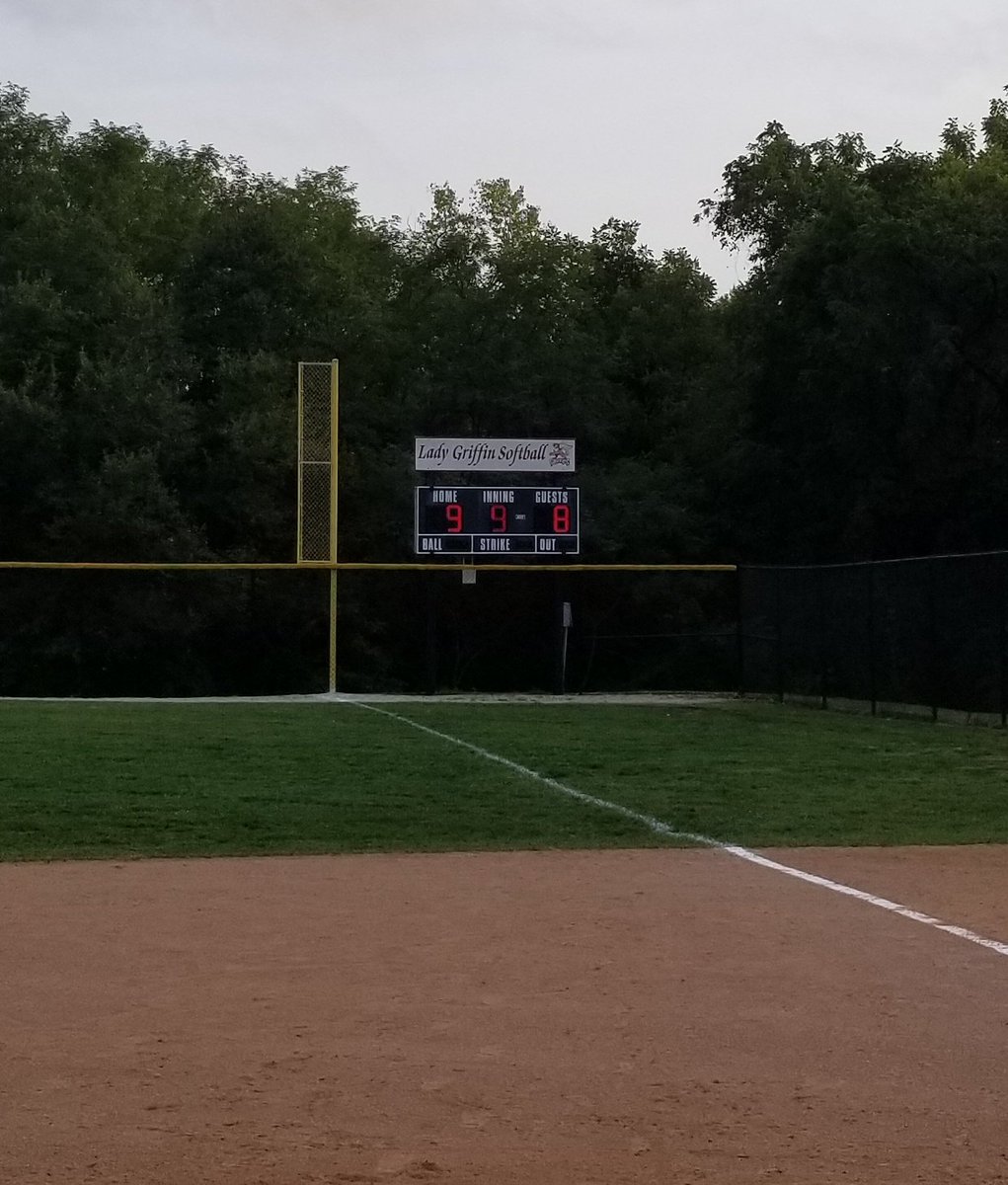 CoachAsquith's tweet photo. Tough battle with Oak Park tonight. Tied in the 7th, won it in the 9th with a walk off hit by Kourtney scoring Makiah from 2nd. #tonkatuff #TonkaNation @N2SportsTonka @TonkaNation https://t.co/3ZiQgAoSvF