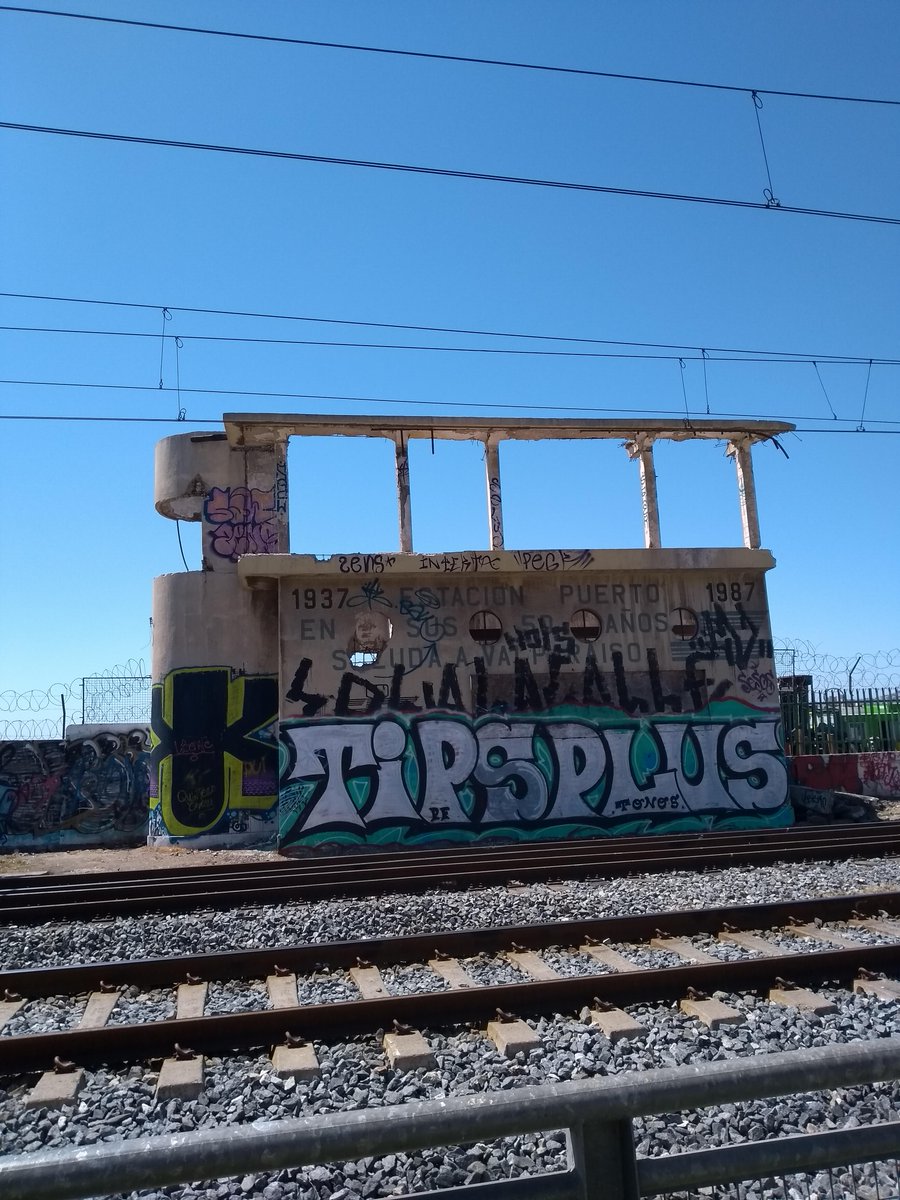 pplazav's tweet photo. ¿No ha ya suficientes ruinas en #Valparaíso para que mantengan esta? https://t.co/5Cdg9xbFt7