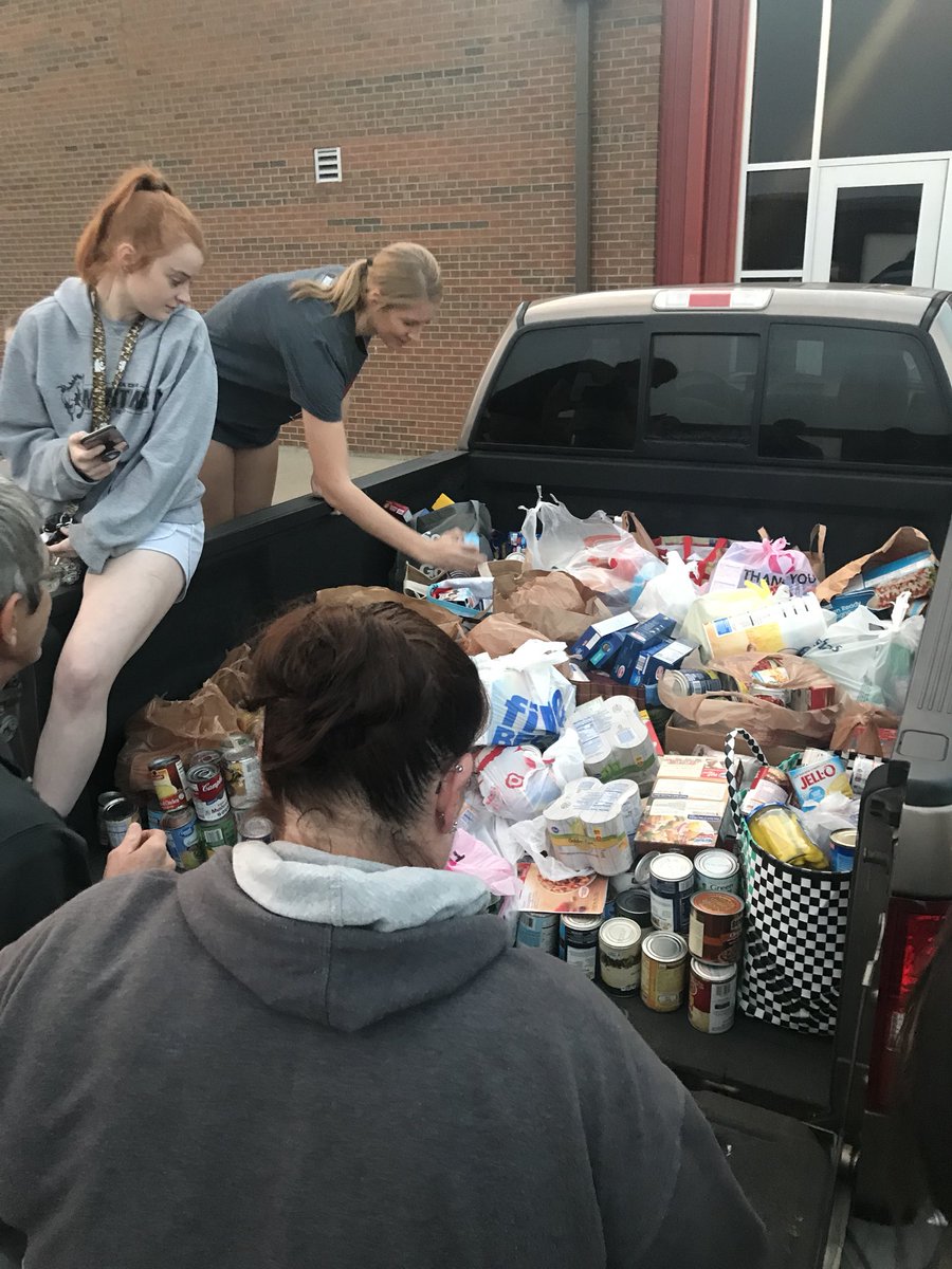 RockCreekVBall's tweet photo. Rock Creek volleyball participated in a canned food scavenger hunt tonight. We ran door-to-door in surrounding towns and collected as many cans as we could in an hour! We received 820 donations that we will be giving to the food bank in Westy! https://t.co/WWe18LMOYq