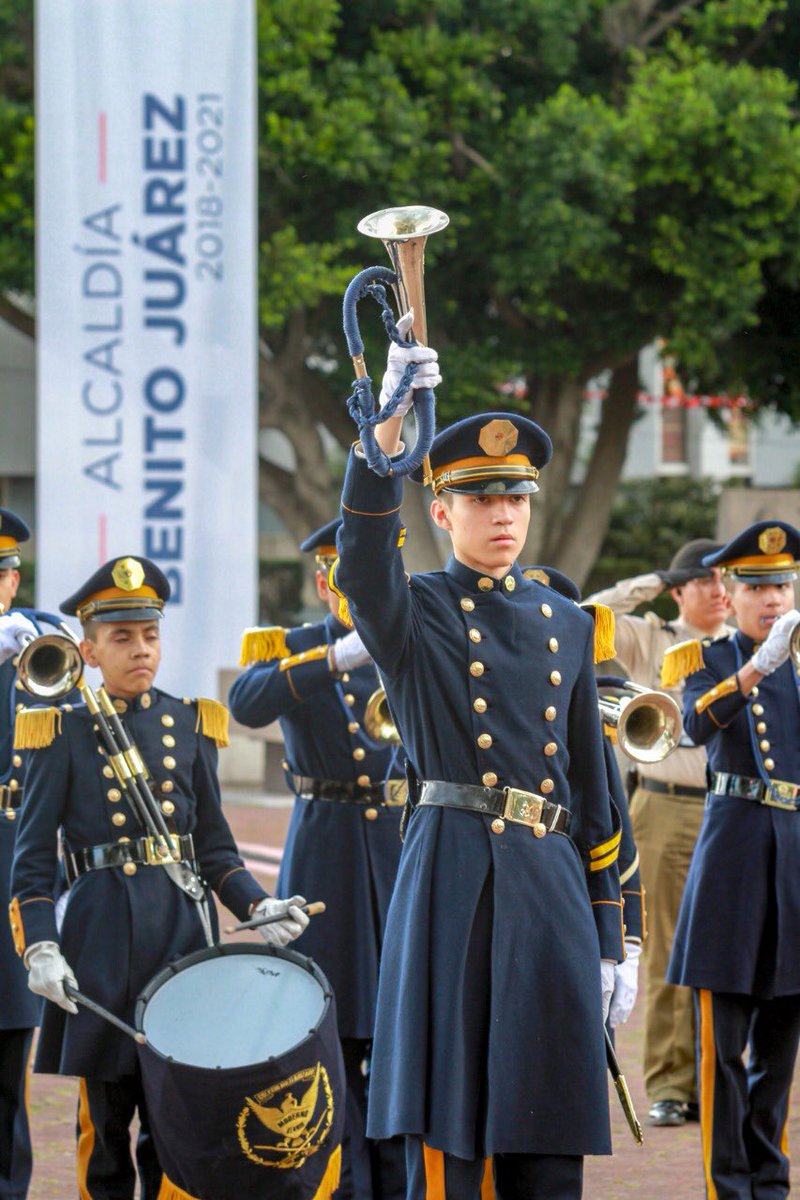 BJAlcaldia's tweet image. El alcalde de Benito Juárez @StaboadaMX, instruyó adquirir mejor equipamiento y tecnología para los policías; además, redoblar su presencia para recuperar la paz y regresar a las familias a nuestros espacios públicos. 👨‍✈️