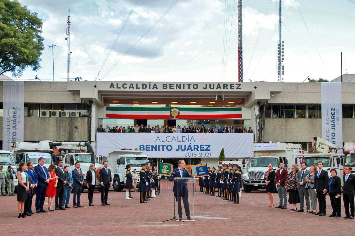 BJAlcaldia's tweet image. El alcalde de Benito Juárez @StaboadaMX, instruyó adquirir mejor equipamiento y tecnología para los policías; además, redoblar su presencia para recuperar la paz y regresar a las familias a nuestros espacios públicos. 👨‍✈️