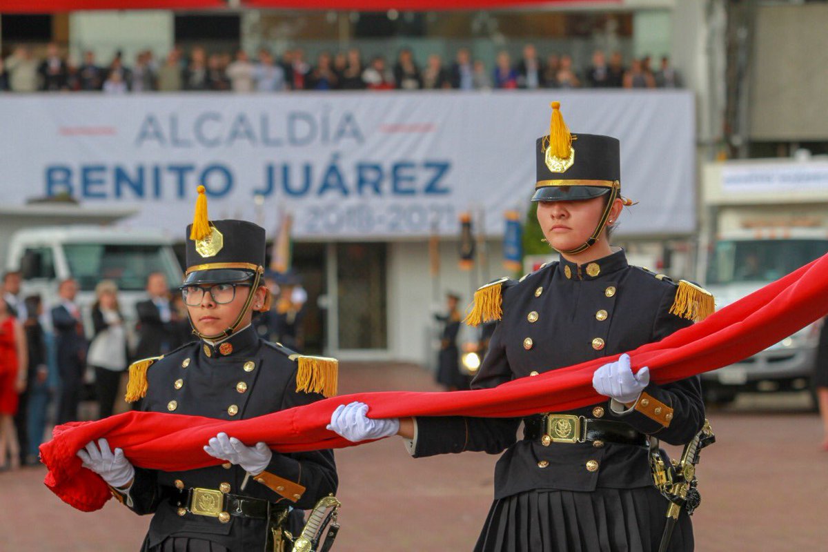BJAlcaldia's tweet image. El alcalde de Benito Juárez @StaboadaMX, instruyó adquirir mejor equipamiento y tecnología para los policías; además, redoblar su presencia para recuperar la paz y regresar a las familias a nuestros espacios públicos. 👨‍✈️
