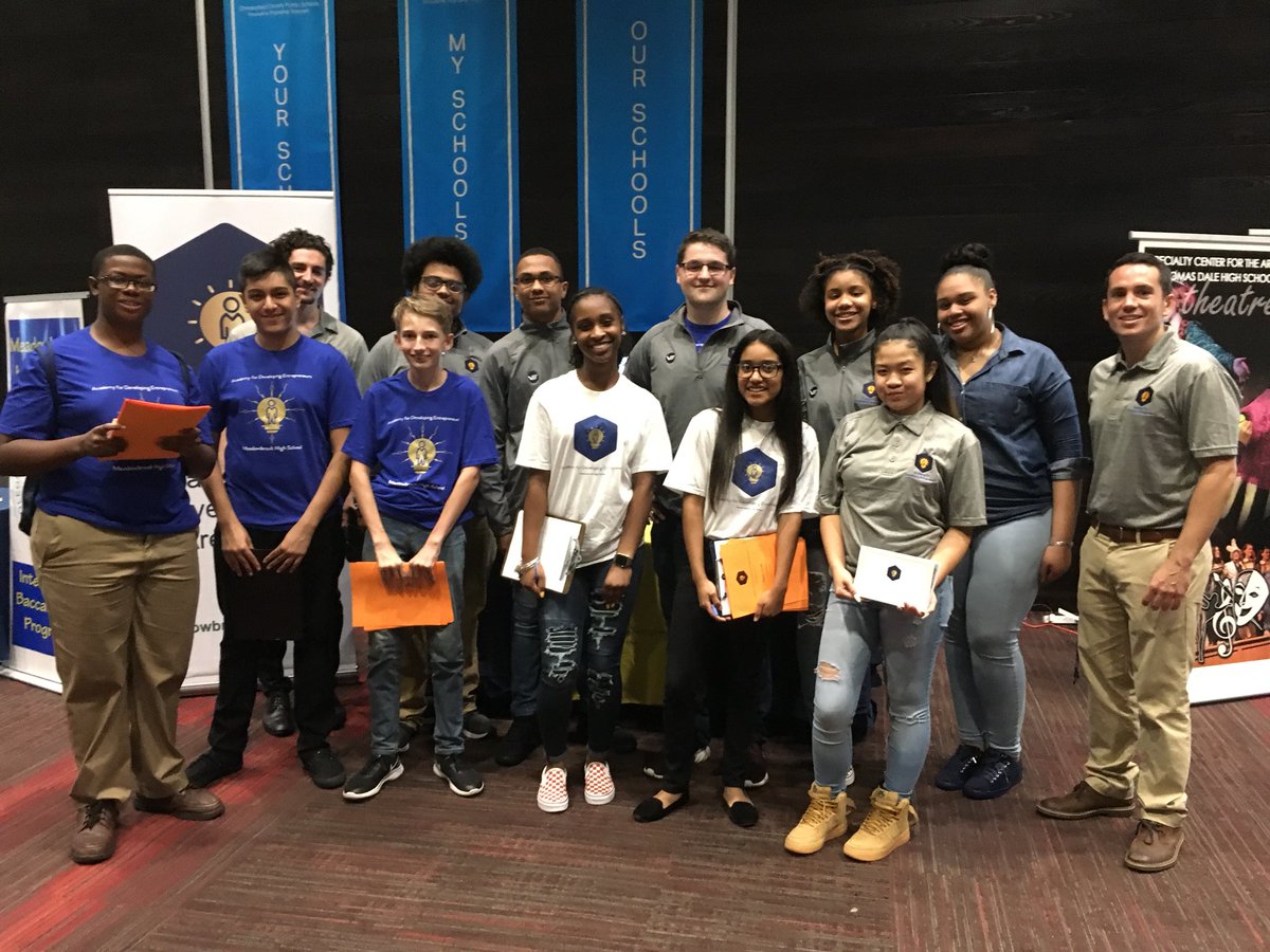 MADE_MBK's tweet image. Great job by our students tonight at the @ccpsinfo specialty center fair!  Also the new gear looks great!