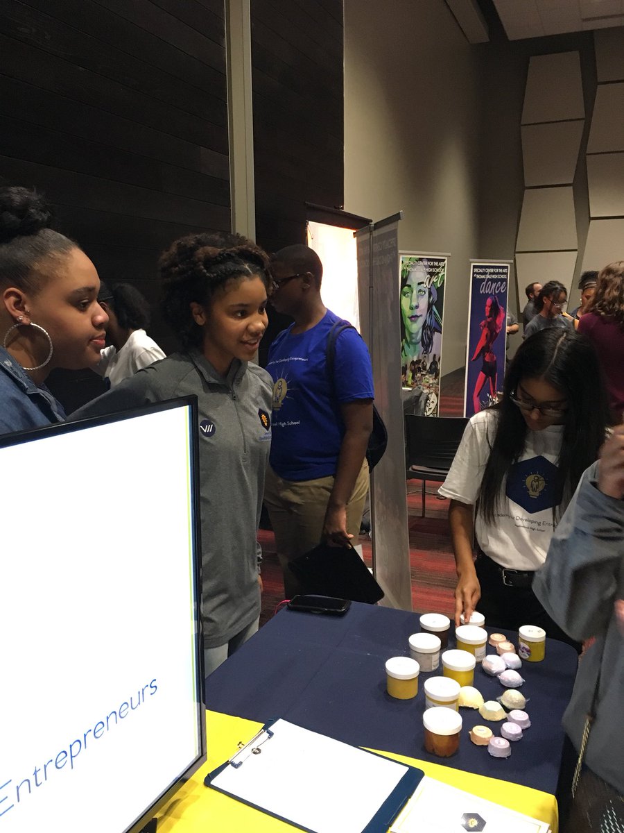 MADE_MBK's tweet image. Great job by our students tonight at the @ccpsinfo specialty center fair!  Also the new gear looks great!