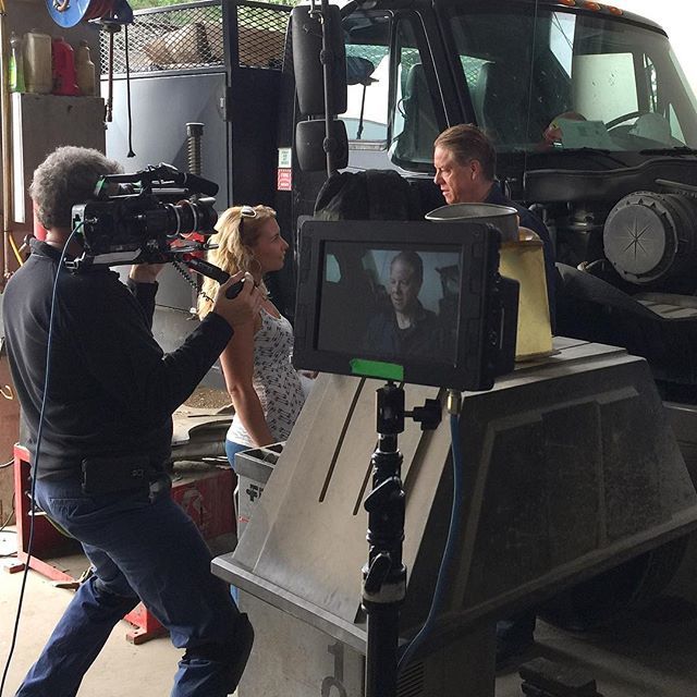 Managed to wrangle a last minute truck for this shot from a neighbor, and discovered that the garage location I booked was owned by my best childhood friend from the street I grew up on. Crazy.
•
#producer #filmmaker #makingtv #truecrime #filmproduce… ift.tt/2NWP8Vl