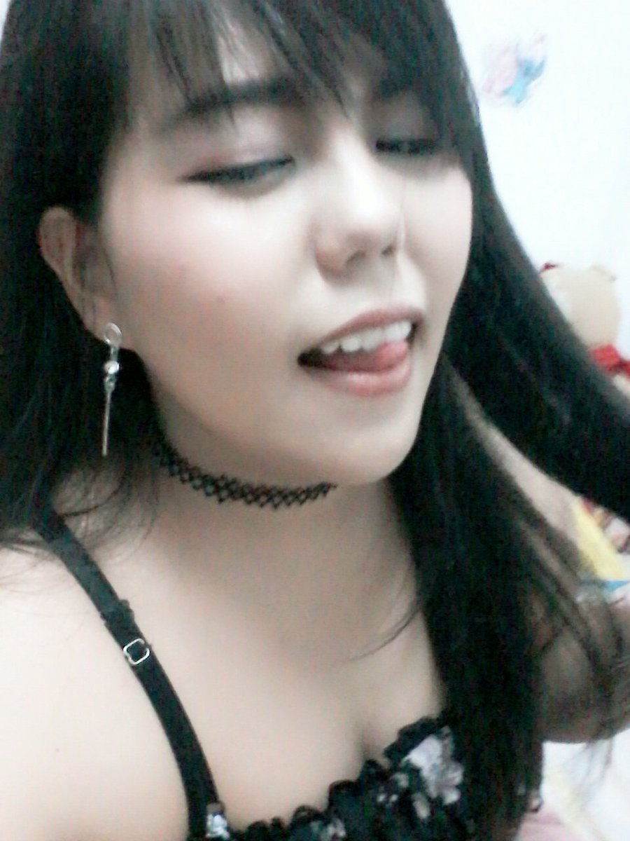 SLaosith's tweet photo. ตอนใส่ชุดพยาบาลดูเหมือนอีกคน พอสลัดชุดชุดพยาบาลทิ้ง แต่ตัว...เหมือนคนบ้า5555 https://t.co/cj9FUjoVzC