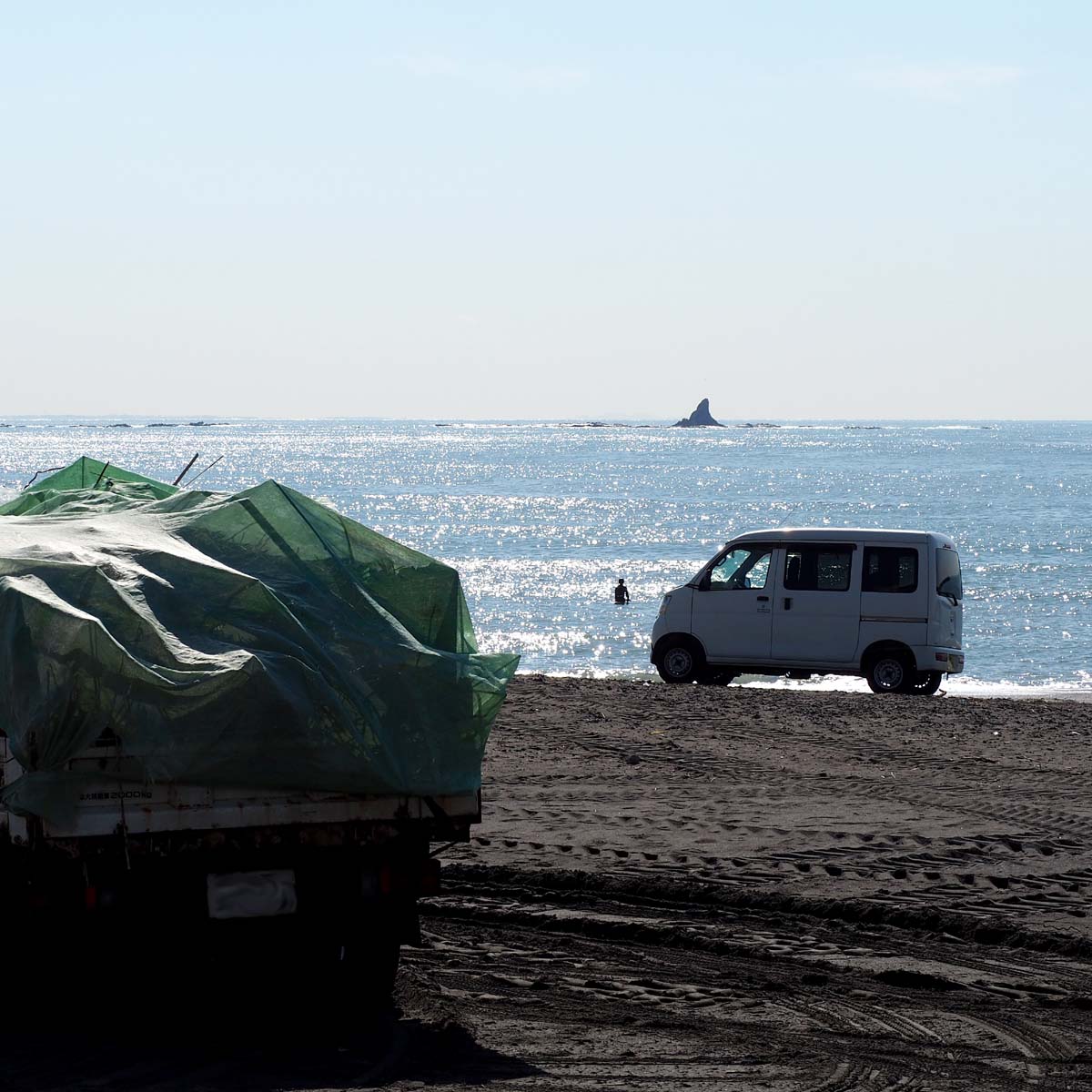 とことこ湘南 On Twitter おはようございます サザンビーチ茅ヶ崎 海岸清掃が行われ 大きなブルドーザーが砂浜に入っております 台風24号の跡がまだ残っています 街中でも 壊れた看板や停電など まだ日常に戻りきらない所もあります どうぞお気をつけて今日を