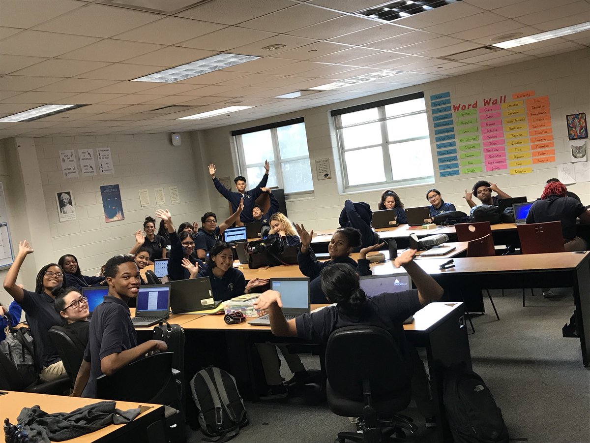 MsSymphoni's tweet photo. Class of 2019 getting ready to apply to college! #collegeapplicationmonth https://t.co/uaNxzRdI6h