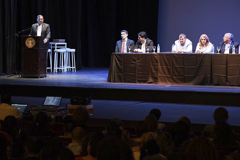 GobiernoSalta's tweet photo. Con numerosa concurrencia se realizó #EmprenderSalta2018. El vicegobernador encabezó el acto de apertura del evento destinado a motivar a los jóvenes para el desarrollo de sus emprendimientos.

Más info ➡️ https://t.co/RFYnWmYR2k https://t.co/aN3UIiy7FM