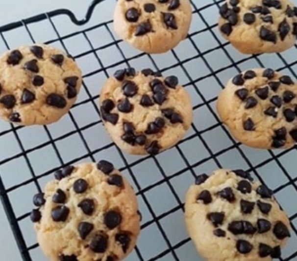thisthatamy's tweet photo. A popular organic bakery was recently busted buying cookies and roll cakes from warehouse stores and chain bakeries and repackaging them as their own, organic baked goods while selling them with a huge markup. 

Question of the day: What's your favorite dessert? https://t.co/g6AKXcEgsQ