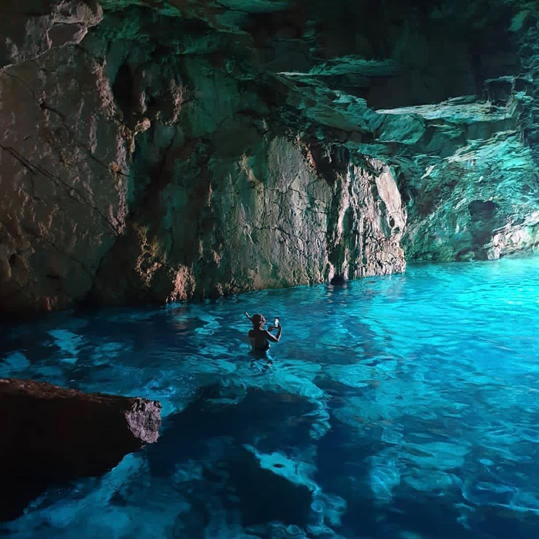 OM_Inside_'s tweet photo. Un Paradis sur Terre, un bleu mer incroyable, une ambiance de cinéma.... Bienvenue aux Calanques de Marseille !   

📸 @karimsaari https://t.co/uMEhR8CLIy