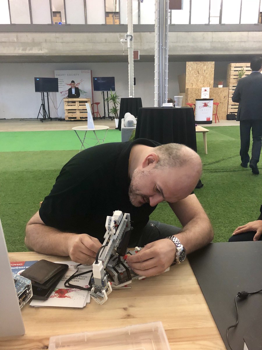 pedrollamasflor's tweet image. is it about toys ? No ! Great innovation at @wedosmarth Industry 4.0 demos in #OracleImpactSP #DemosOracleSP