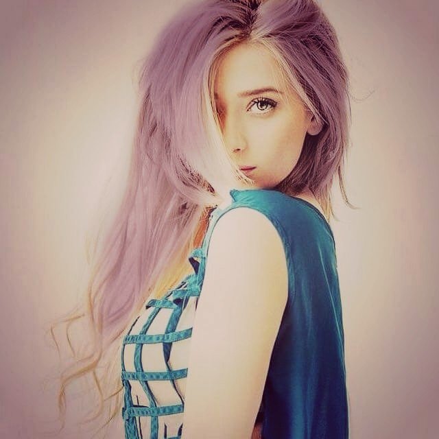 Ella ríe, ella baila, ella canta... Pero ella está triste🖤