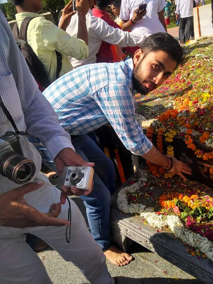 dubeyamit97's tweet photo. अपने प्रयोजन में दृढ़ विश्वास रखने वाला एक सूक्ष्म शरीर इतिहास के रुख को बदल सकता है। - महात्मा गांधी। जयन्ती पर सत्-सत् नमन 🙏  #MahatmaGandhi 
#MahatmaGandhiQuotes 
#GandhiJayanti 
#Gandhi150 
#PicThrowback https://t.co/1Tmna9Fspv
