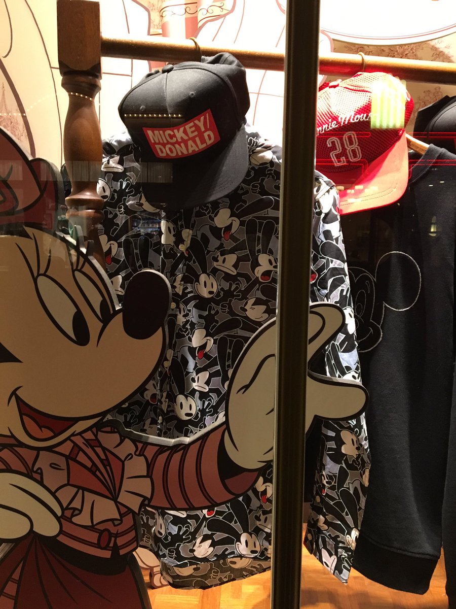 D D そういえばこの前のランドホテル泊まりの夜にこんな素敵なショーウィンドウがありました ཀ ランド のタウンセンターファッションでオズワルドの総柄長袖シャツとジャッケットのコーデが良い ロ ੭