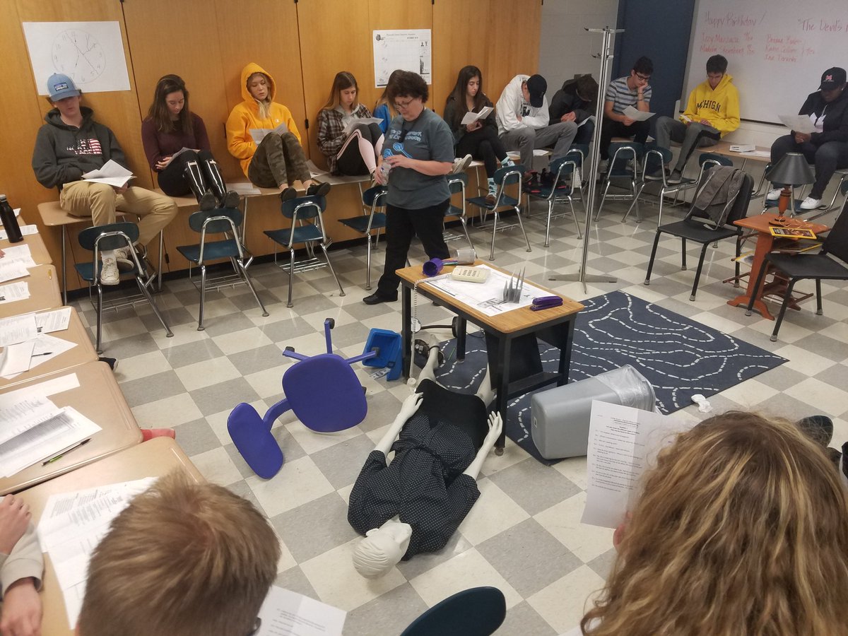 DRamosPHS's tweet photo. Students in "Detective" Lizzio's Forensic class are observing a crime scene. Students were given various job responsibilities throughout the investigation. #pcepscience https://t.co/bOyAijeVbn