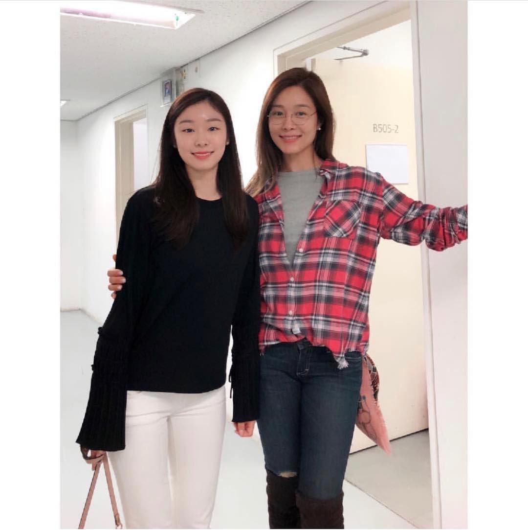 옥주현은 최근 포레스텔라 콘서트를 관람하였다.
같은 공연을 관람한 김연아 선수와 함께 찍은 사진이 공개 되었다.
(instagram.com/p/BoafeYcF0Fs/)