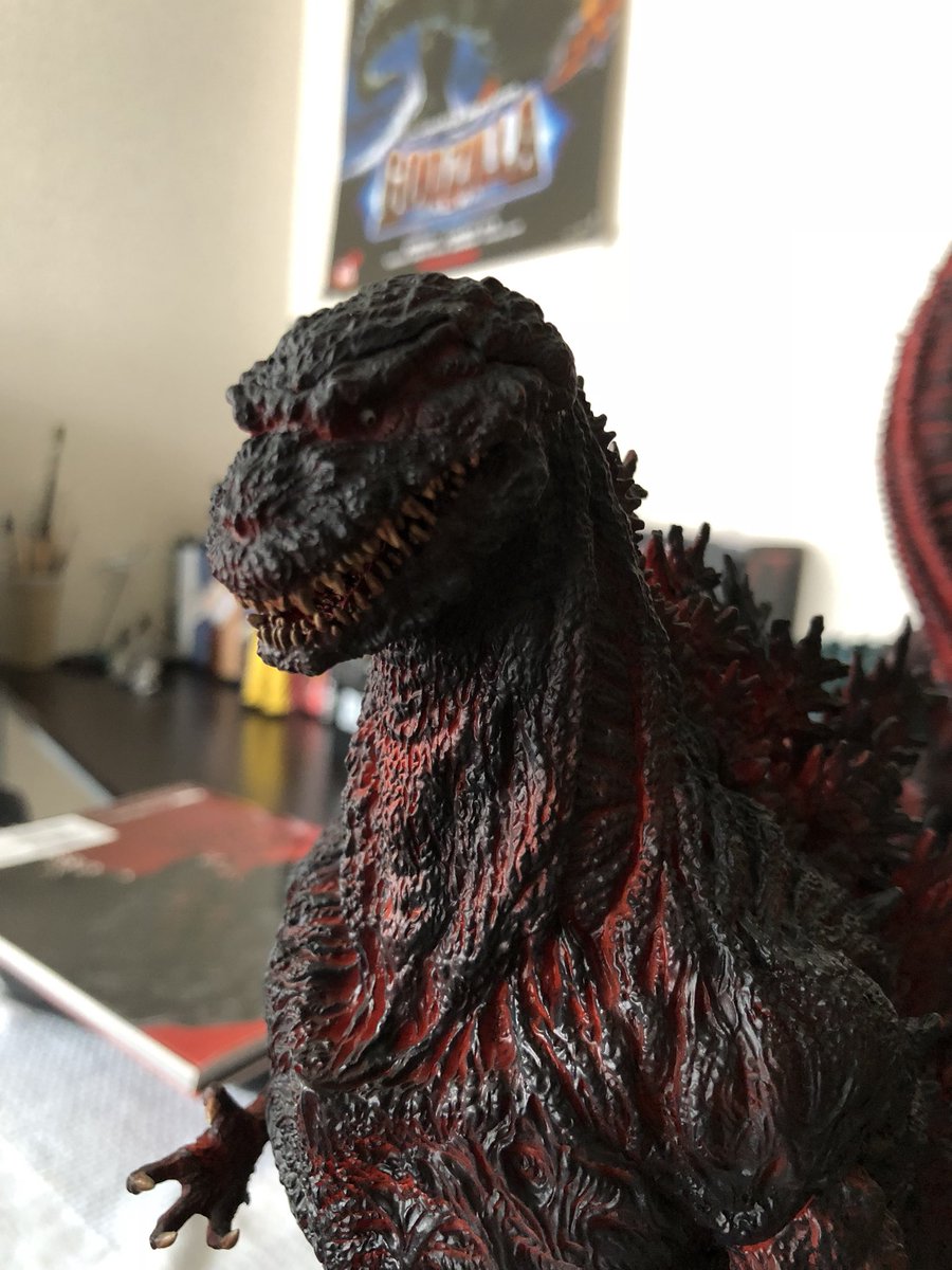 Arima ゴジラvsコング Godzilla3部作完結 酒井ゆうじ造形コレクション 東宝30 シリーズゴジラ16通常カラーです 全体的にマットでリックのようなヌメヌメした感じはなく 発行も塗装による再現です 黒が強めに出ていて劇中再現としては間違いなくこの