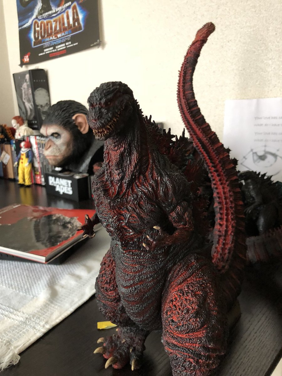 Arima ゴジラvsコング Godzilla3部作完結 酒井ゆうじ造形コレクション 東宝30 シリーズゴジラ16通常カラーです 全体的にマットでリックのようなヌメヌメした感じはなく 発行も塗装による再現です 黒が強めに出ていて劇中再現としては間違いなくこの