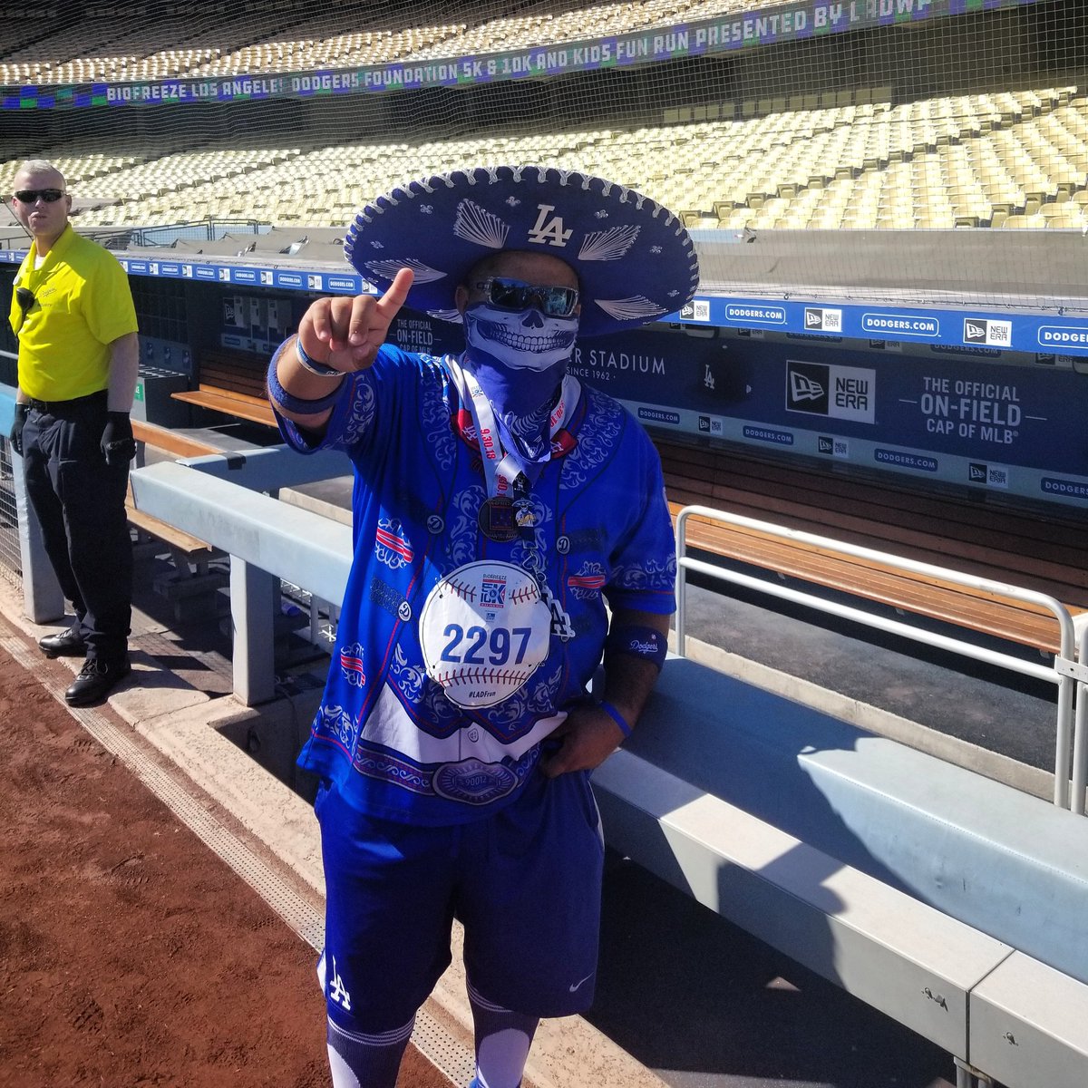 mariachiloco1_'s tweet image. Ajuaa! The Victory Walk After The 5K Run Around The Field Is Always Fun!🏃🏻‍♂️💨🏅💯🙌🏼💙⚾️💀#LADFrun #BioFreeze #DodgersFoundation #5K #DodgerStadium #Dodgers  #Mariachiloco #MariachilocoRuns #SombreroPower