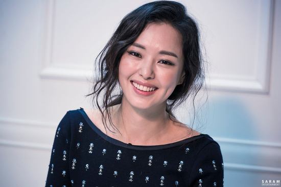 47. 우희진 아까 제가 헬레나 본햄 카터 적은 것 같은데 우희진씨 좀 헬레나 느낌 아닌가요... 옛날 얼굴이 하나도 안 변하고 그대로라는 것도 너무...