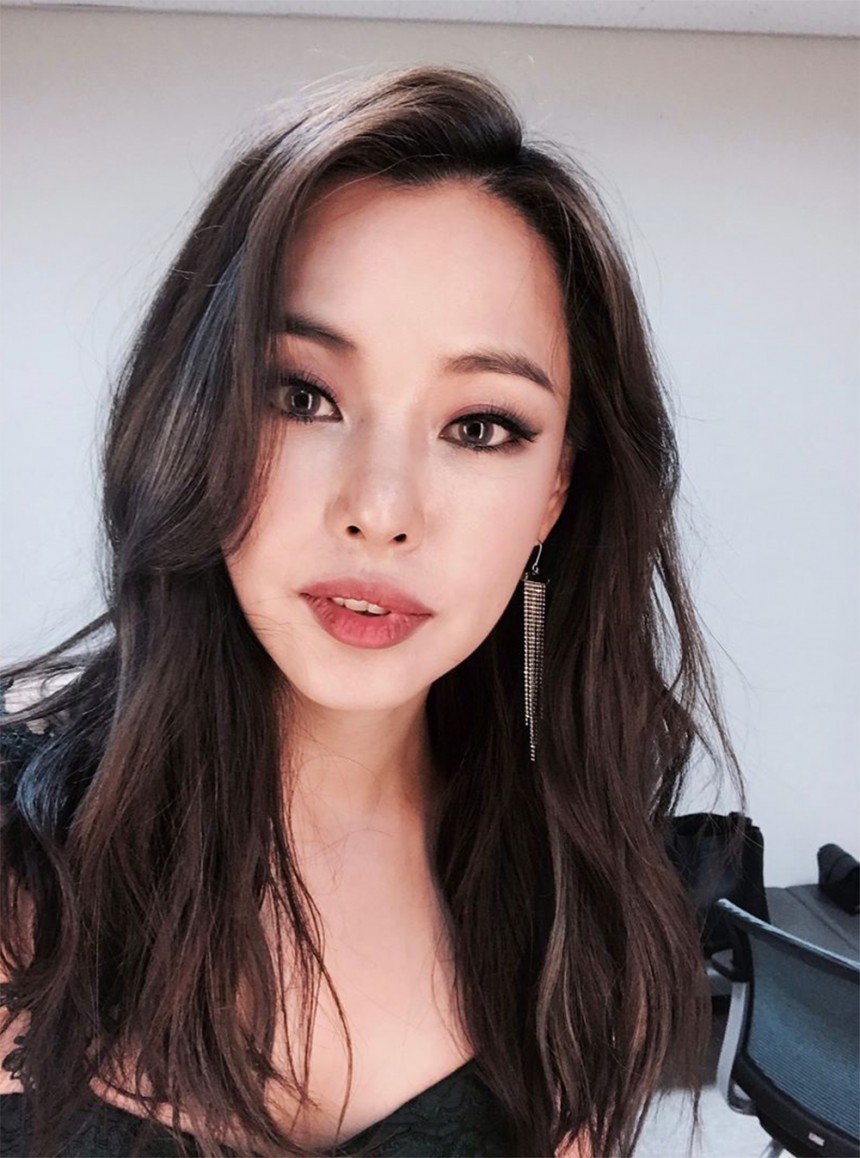 47. 우희진 아까 제가 헬레나 본햄 카터 적은 것 같은데 우희진씨 좀 헬레나 느낌 아닌가요... 옛날 얼굴이 하나도 안 변하고 그대로라는 것도 너무...