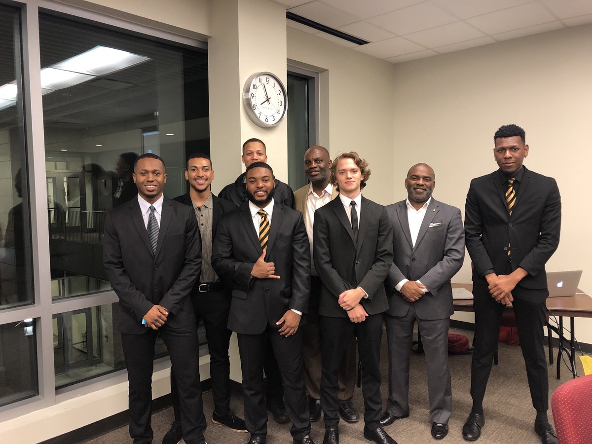 UHALPHAS's tweet image. Today’s event focused on résumé feedback and tips on professional development. We appreciate all those who came out today! #HMAlphaWeek