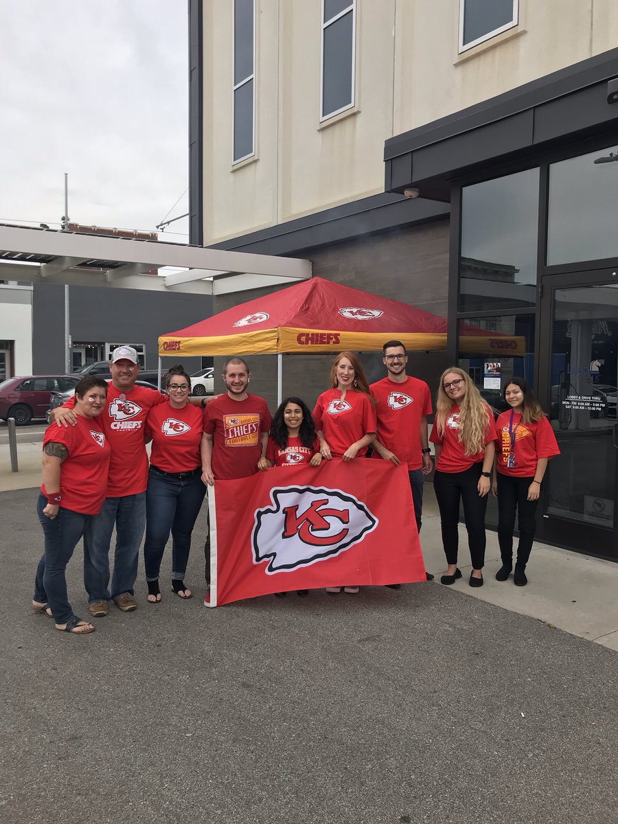 advisorkc's tweet photo. Wow!!! #kclove for @Chiefs from @Lead_Bank #goodstuff https://t.co/CRzfYHLqu3
