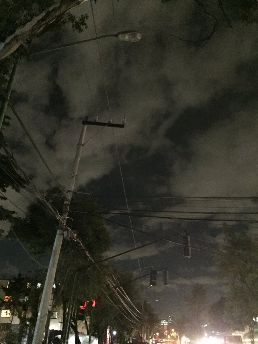 RecupPlateros's tweet photo. Luminarias sin funcionar en Av centenario de Av Alta Tensión a circuito 4 #LomasDePlateros el @072CDMX no responde @Poder_AG_AO @trinohernandez @AlcaldiaAlvaroO #CDMX #AlvaroObregon @UCS_CDMX @amievajoserra https://t.co/AjWMXhRSqv