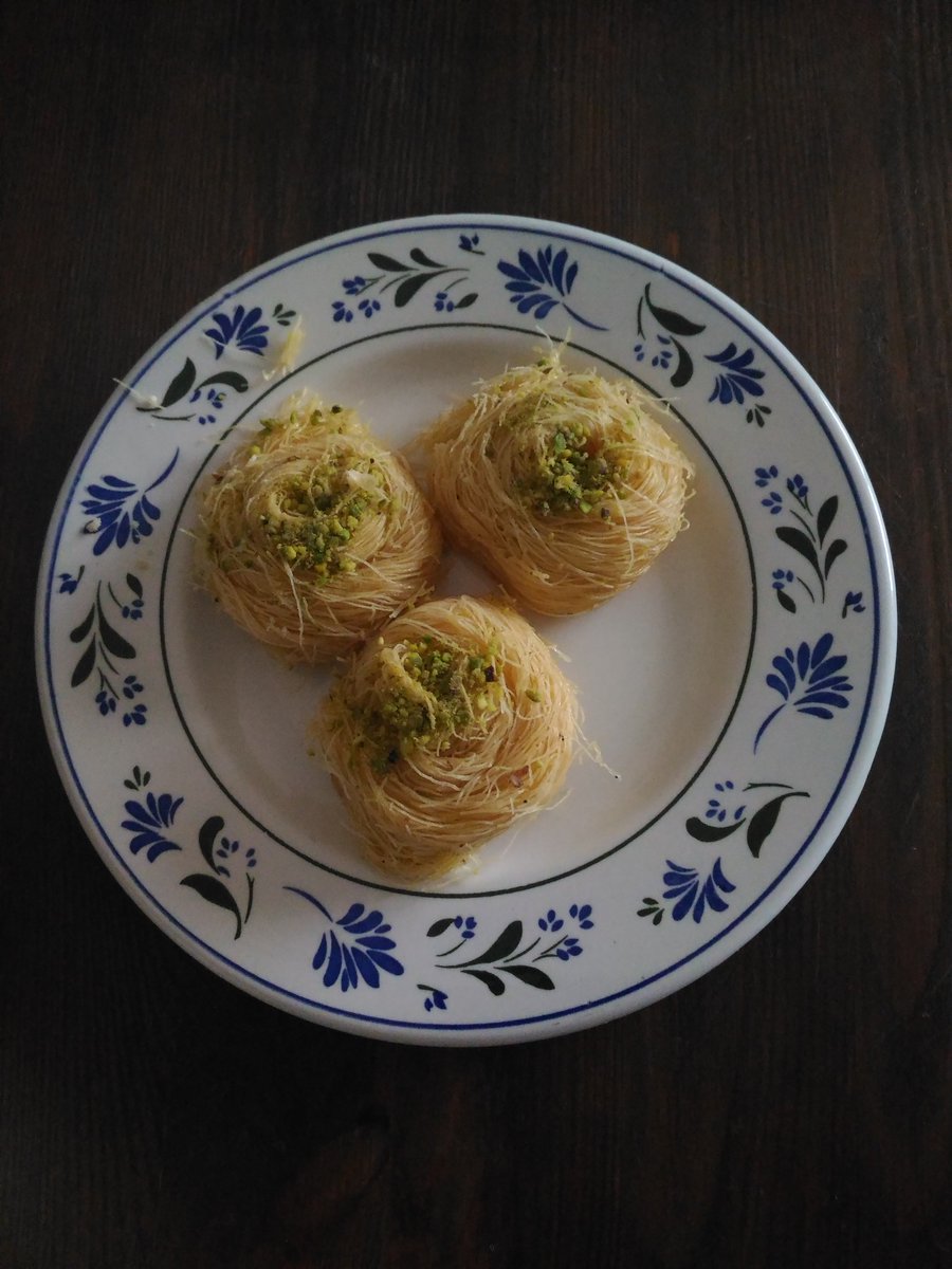 Hiroko Miyamoto در توییتر モロッコ菓子 中はアーモンドと蜂蜜が練りこんであります 細い麺はカタイフィ Kataifi を使いオーブンで焼いたお菓子 サクサクで食べごたえがあるお菓子 濃い目のコーヒーと合います