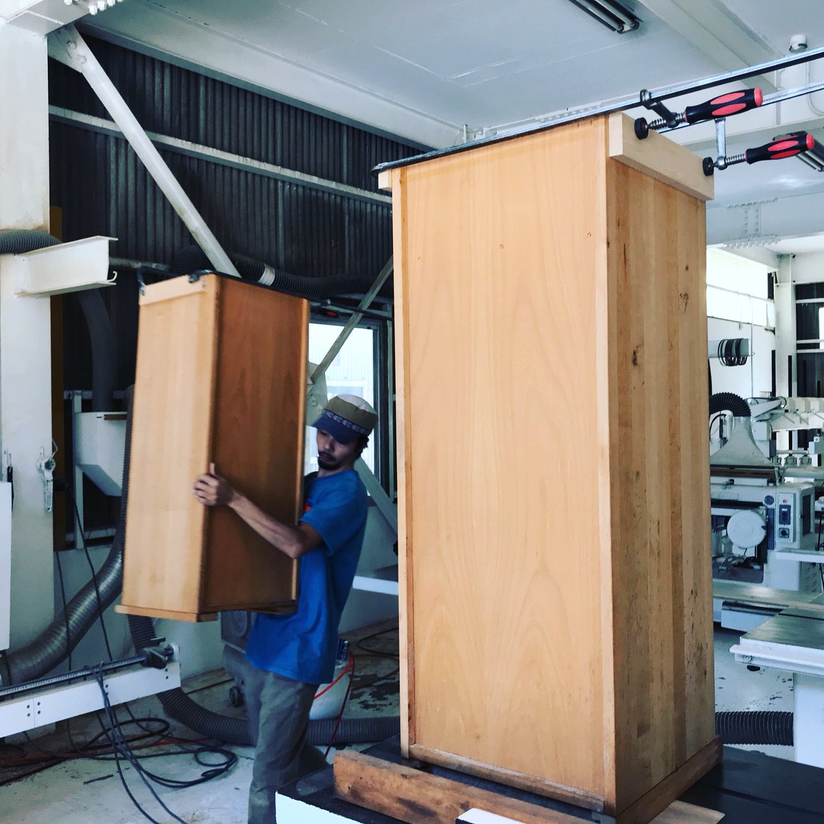 Nobuaki_Saka_i's tweet photo. 良いお天気のなか今日も淡路島工房では家具つくってます👍#家具 #淡路島 #furniture #furnituredesign #rootsfactory #onionbase https://t.co/HOuEZt1KMr