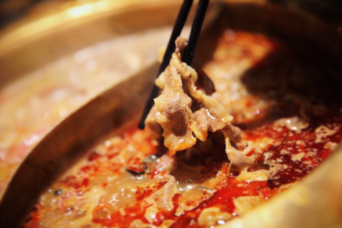 RNG's tweet photo. Old friend meeting Ep. 3

Team is having a great hotpot time with Looper! 

#软泥怪不怪 又到了每天的放毒时间，看看昨天晚上的S8大型网友见面会又吃了啥
“肉片纸薄均匀，涮肉醇香不膻。香味纯正，鲜嫩可口。”
或许这就是和老朋友Looper一起品尝的涮羊肉吧，真香! https://t.co/z47TebQvLr
