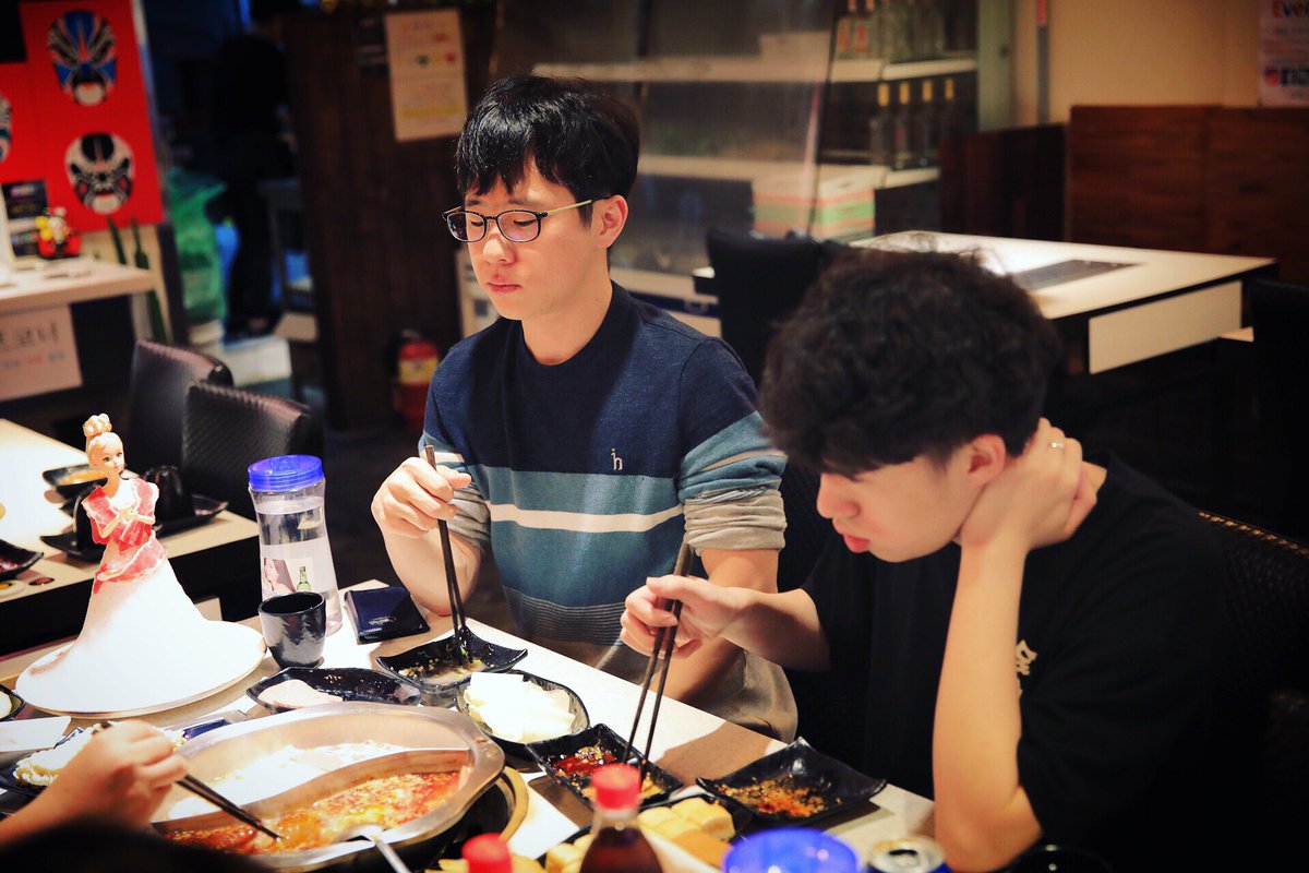RNG's tweet photo. Old friend meeting Ep. 3

Team is having a great hotpot time with Looper! 

#软泥怪不怪 又到了每天的放毒时间，看看昨天晚上的S8大型网友见面会又吃了啥
“肉片纸薄均匀，涮肉醇香不膻。香味纯正，鲜嫩可口。”
或许这就是和老朋友Looper一起品尝的涮羊肉吧，真香! https://t.co/z47TebQvLr
