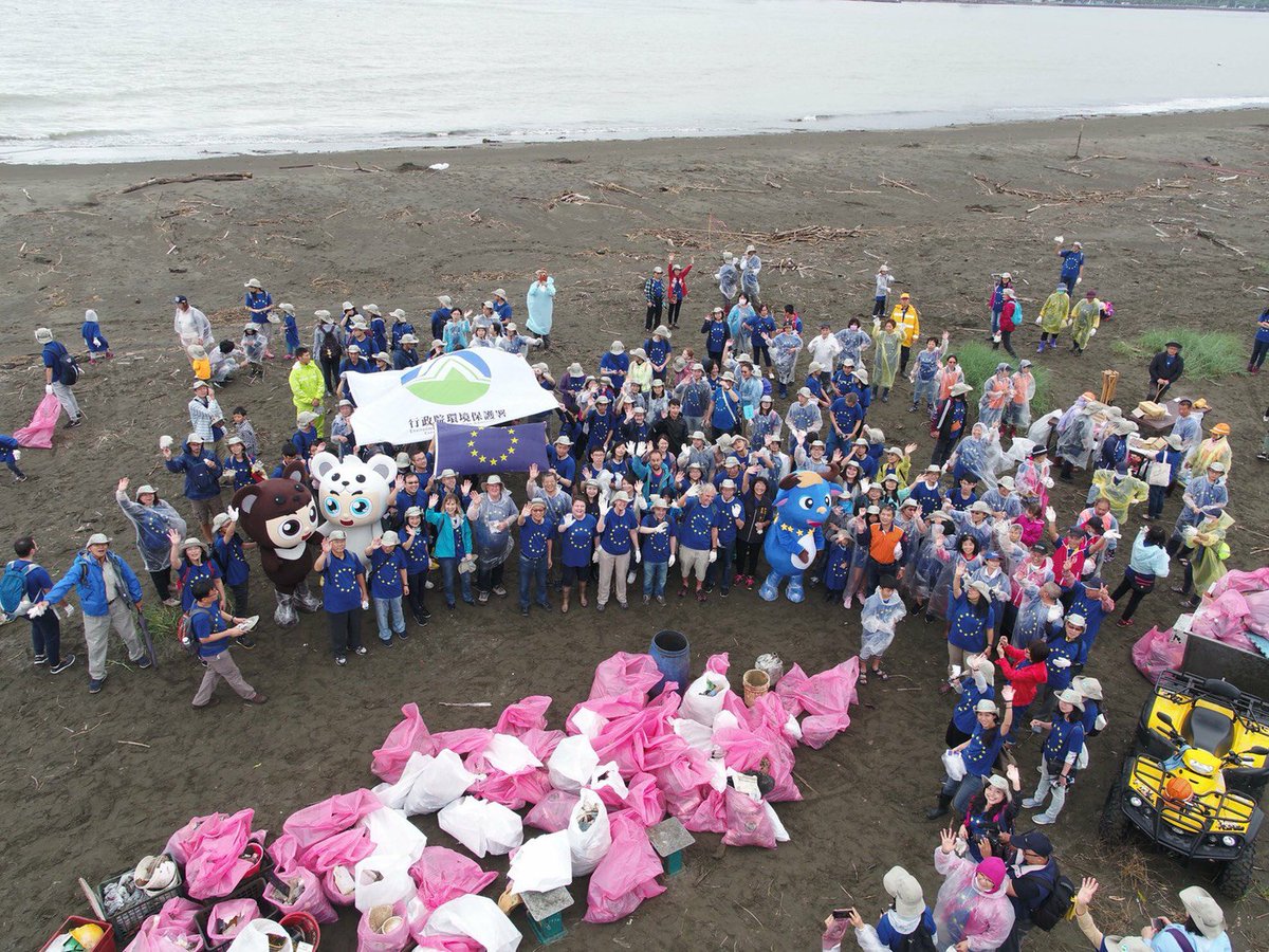 UKinTaiwan's tweet photo. Together with #EU member state representatives, officials of @MOFA_Taiwan and #EPA, British Office Representative @cenettleton and staffs participate beach clean-up at Waziwei Nature Resource at #Bali District in #NewTaipei which is part of #EUClimateActionWeek. #GreenIsGREAT https://t.co/e1BzKHIlos