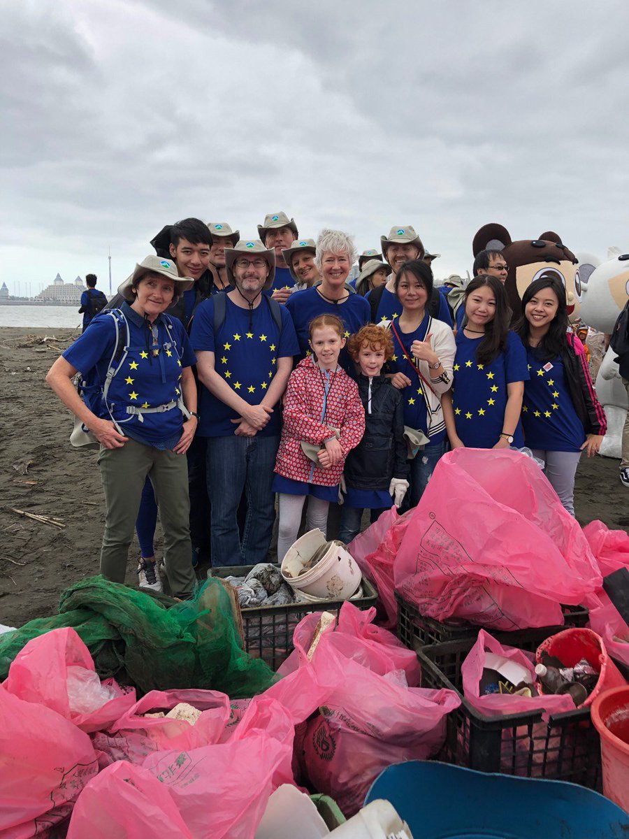 UKinTaiwan's tweet photo. Together with #EU member state representatives, officials of @MOFA_Taiwan and #EPA, British Office Representative @cenettleton and staffs participate beach clean-up at Waziwei Nature Resource at #Bali District in #NewTaipei which is part of #EUClimateActionWeek. #GreenIsGREAT https://t.co/e1BzKHIlos