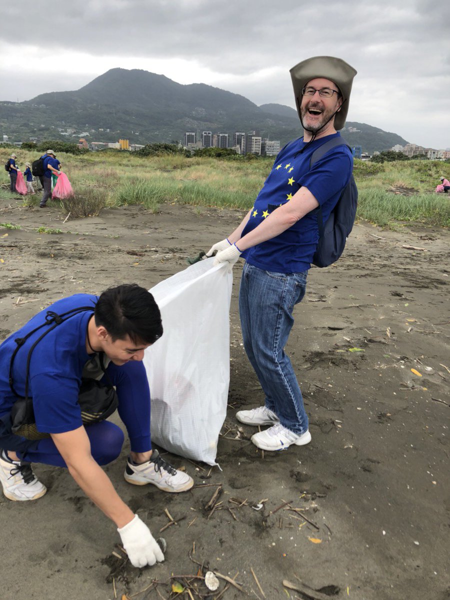 UKinTaiwan's tweet photo. Together with #EU member state representatives, officials of @MOFA_Taiwan and #EPA, British Office Representative @cenettleton and staffs participate beach clean-up at Waziwei Nature Resource at #Bali District in #NewTaipei which is part of #EUClimateActionWeek. #GreenIsGREAT https://t.co/e1BzKHIlos