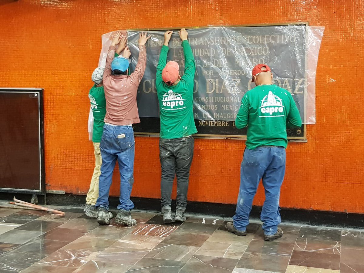 Nacion321's tweet photo. A 50 años de la matanza del #2DeOctubre, autoridades de la CDMX ordenaron retirar del @MetroCDMX las placas de Gustavo Díaz Ordaz, el presidente que impulsó su construcción 😱 https://t.co/ZVxSOwBkKm