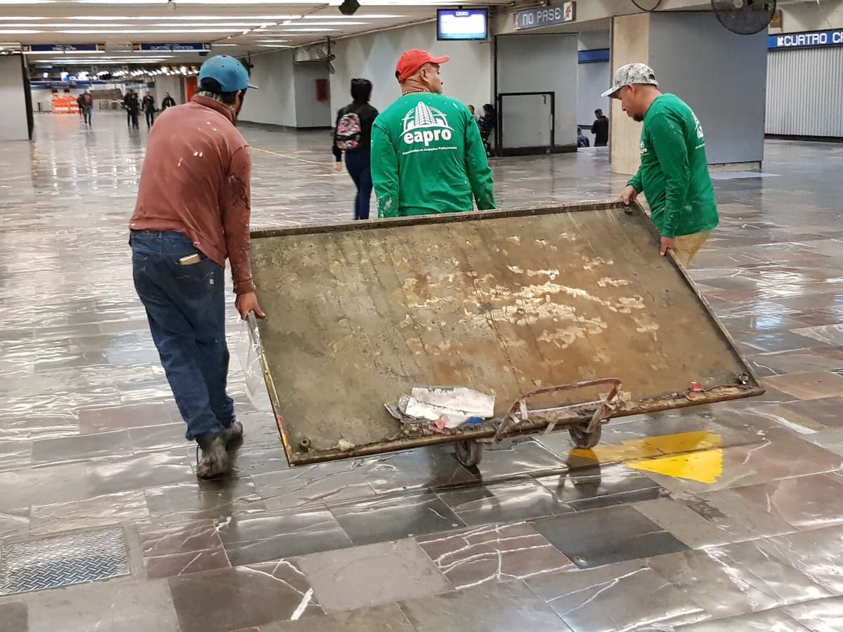 Nacion321's tweet photo. A 50 años de la matanza del #2DeOctubre, autoridades de la CDMX ordenaron retirar del @MetroCDMX las placas de Gustavo Díaz Ordaz, el presidente que impulsó su construcción 😱 https://t.co/ZVxSOwBkKm