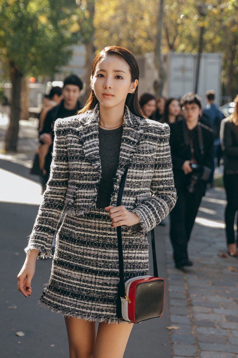krungy21ys's tweet photo. Thom Browne #pfw #dara photo by #jaylim 🙏🏻 https://t.co/Up21Cp2UFo