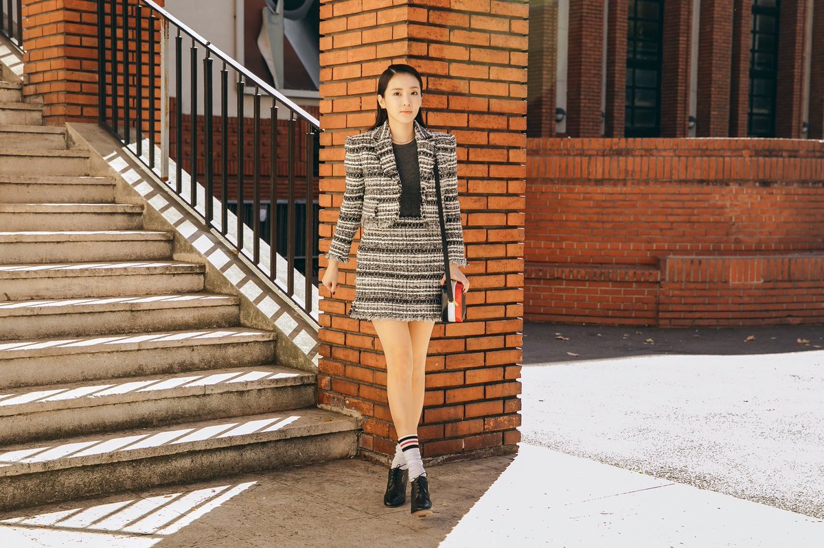 krungy21ys's tweet photo. Thom Browne #pfw #dara photo by #jaylim 🙏🏻 https://t.co/EU9tntYRES